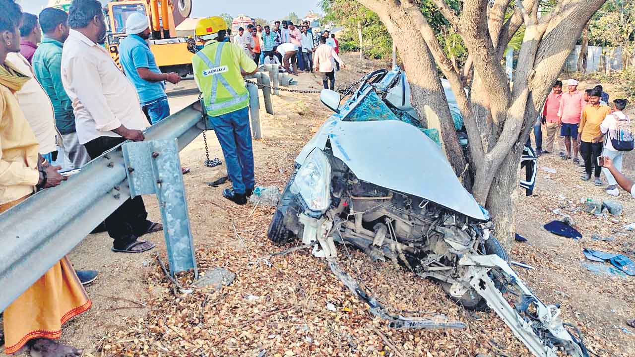 చెట్టును ఢీకొన్న కారు