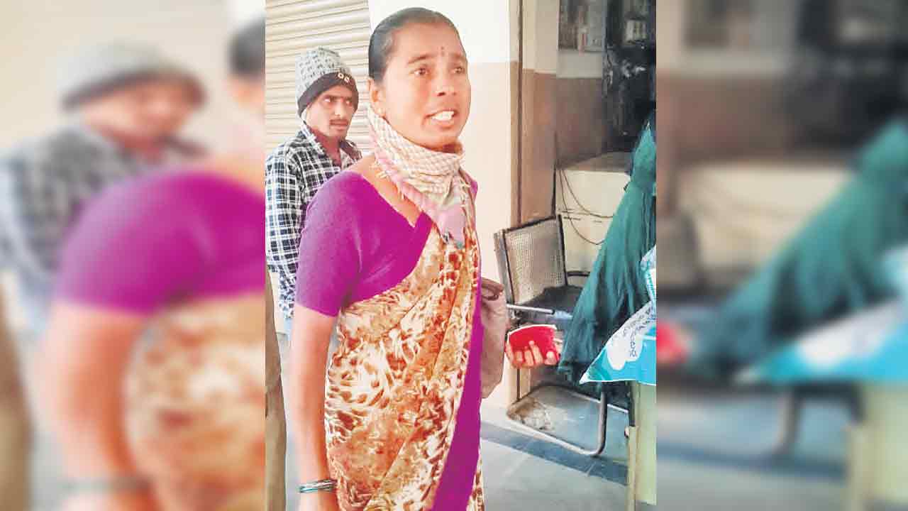 Free Bus For Women | ఫ్రీ బస్సు పెట్టి.. ఆపుతలేరు!.. ఉచిత ప్రయాణమని బస్సు ఆపకుండా మహిళలను అవమానిస్తే ఎట్లా..?