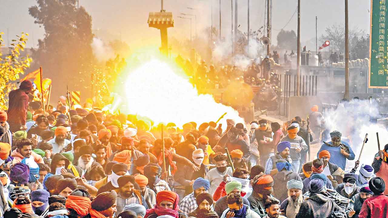 Farmers Protest | ‘ఢిల్లీ చలో’ మార్చ్‌ ఉద్రిక్తం.. రైతులపై పేలిన టియర్‌గ్యాస్‌