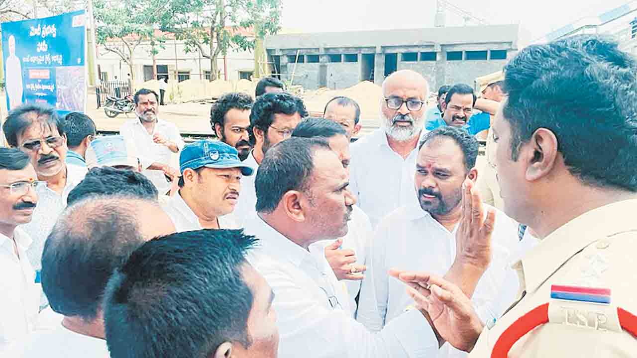 రైల్వే అధికారులు అవమానించారని..