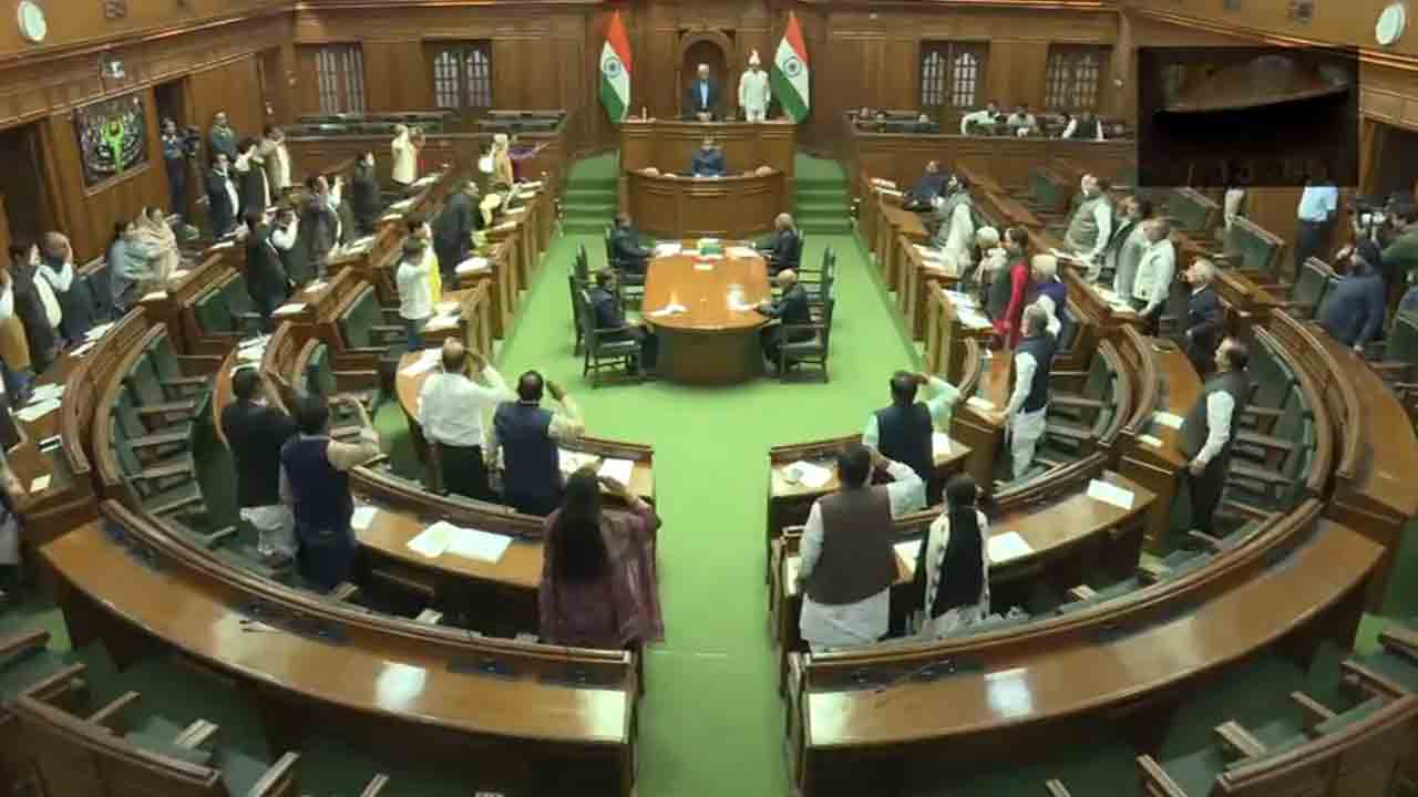 AAP MLAs | మనీశ్‌ సిసోడియాకు సెల్యూట్‌ చేసిన ఢిల్లీ అసెంబ్లీ