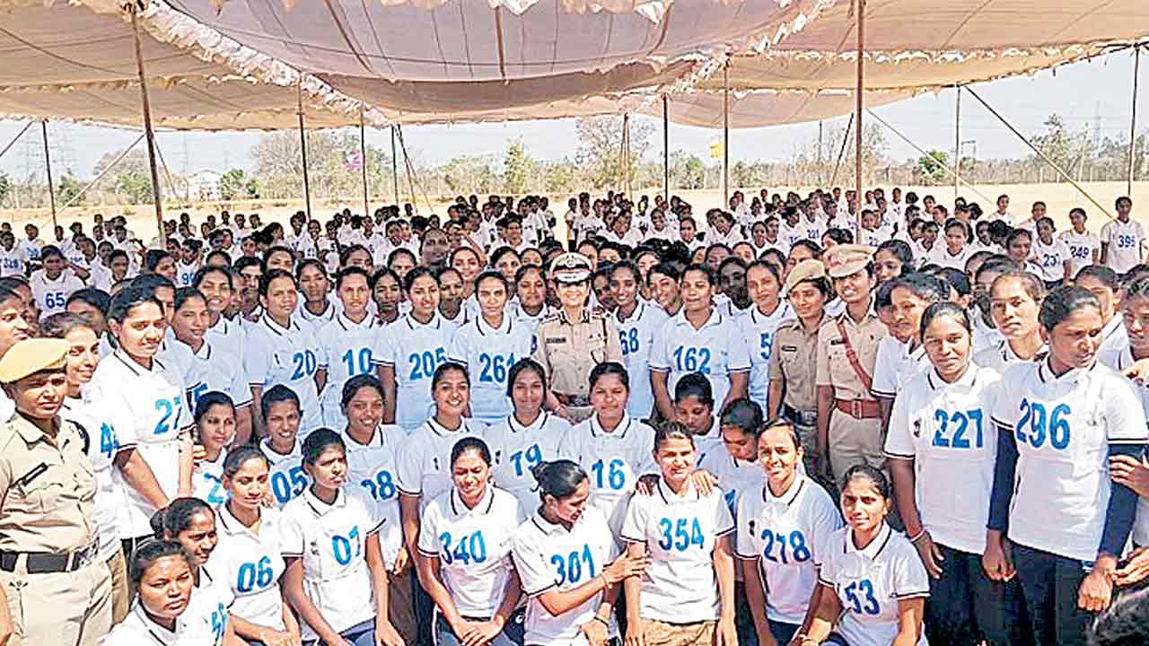 ప్రగతిలో మహిళలు సమర్థవంతంగా రాణించాలి