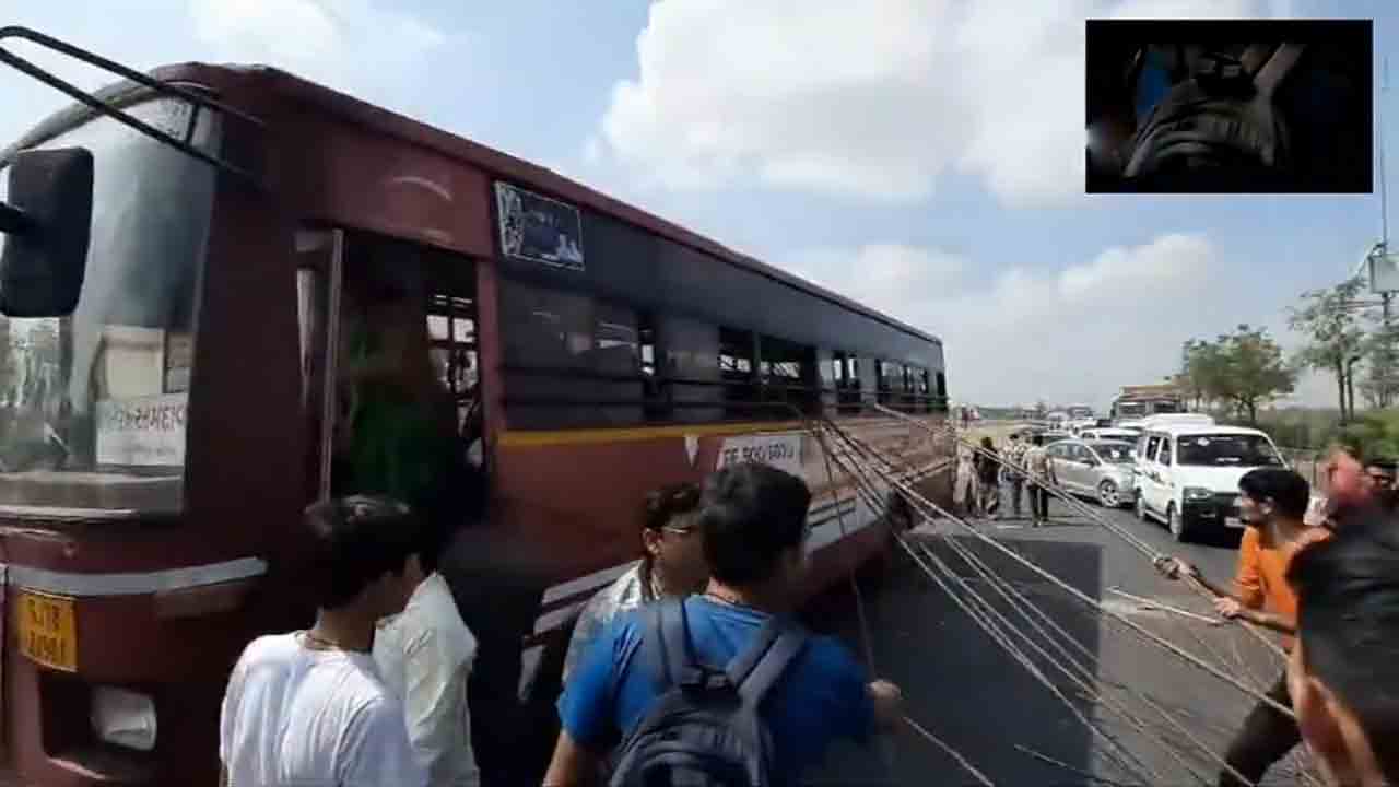 Accident | రిక్షాపైకి దూసుకెళ్లిన బస్సు.. బస్సులోని 8 మందికి తీవ్ర గాయాలు