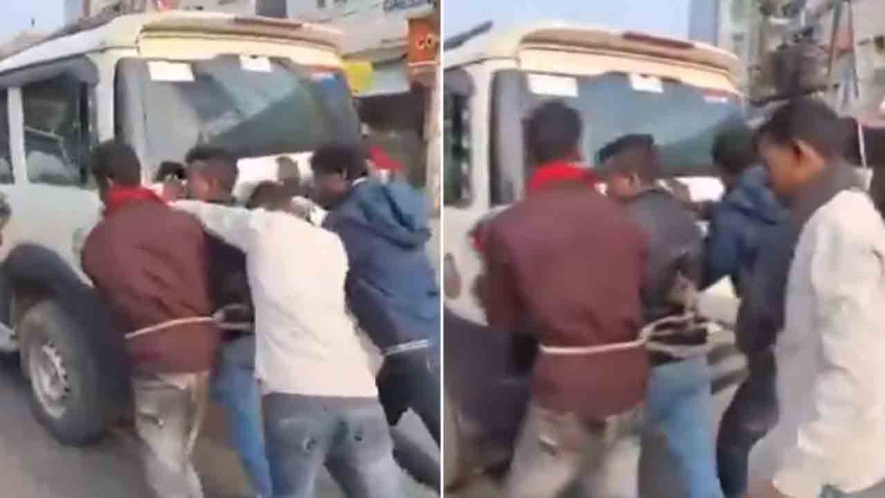 Watch: ఇంధనం లేక ఆగిన పోలీస్‌ వాహనం.. నిందితులతో నెట్టించిన వైనం