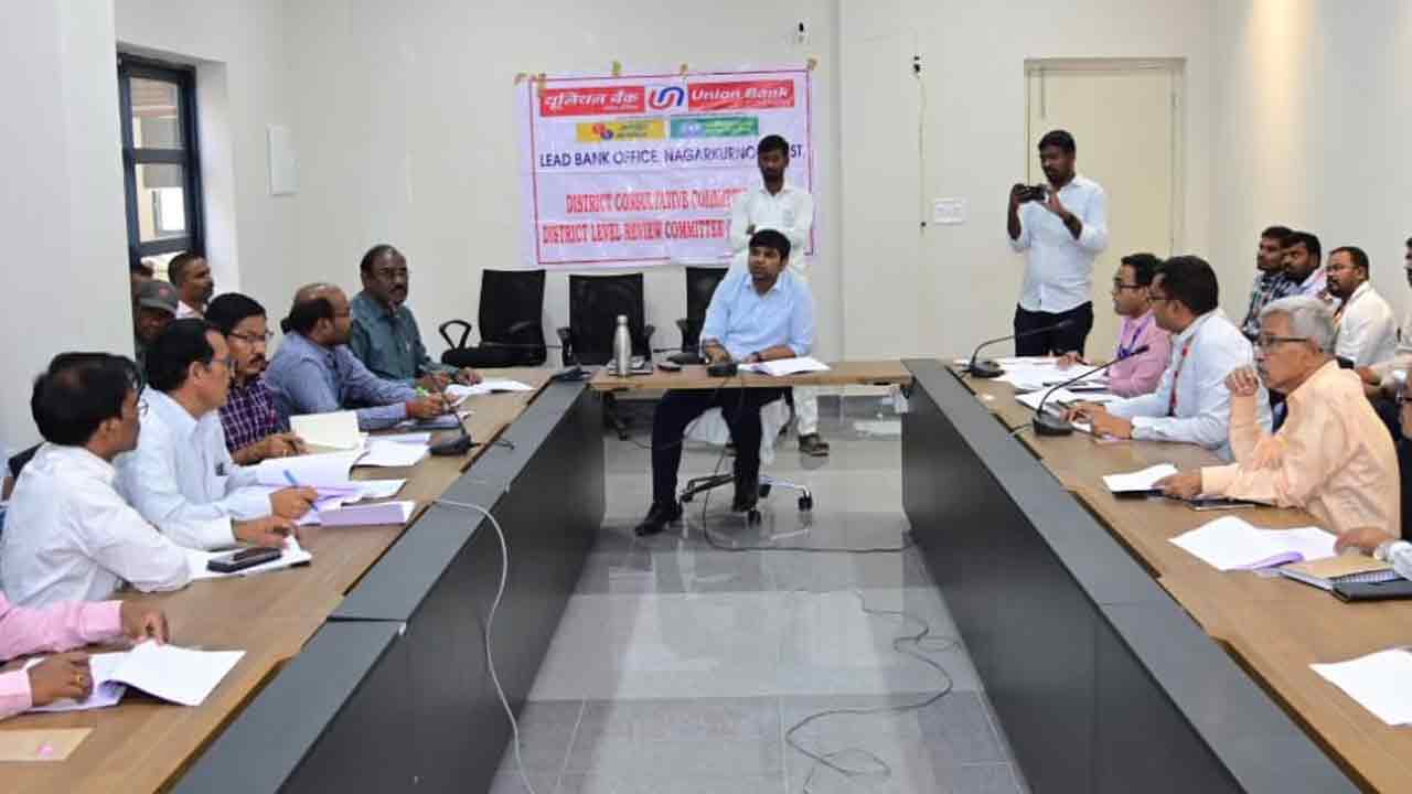 రుణాలు సకాలంలో అందించాలి