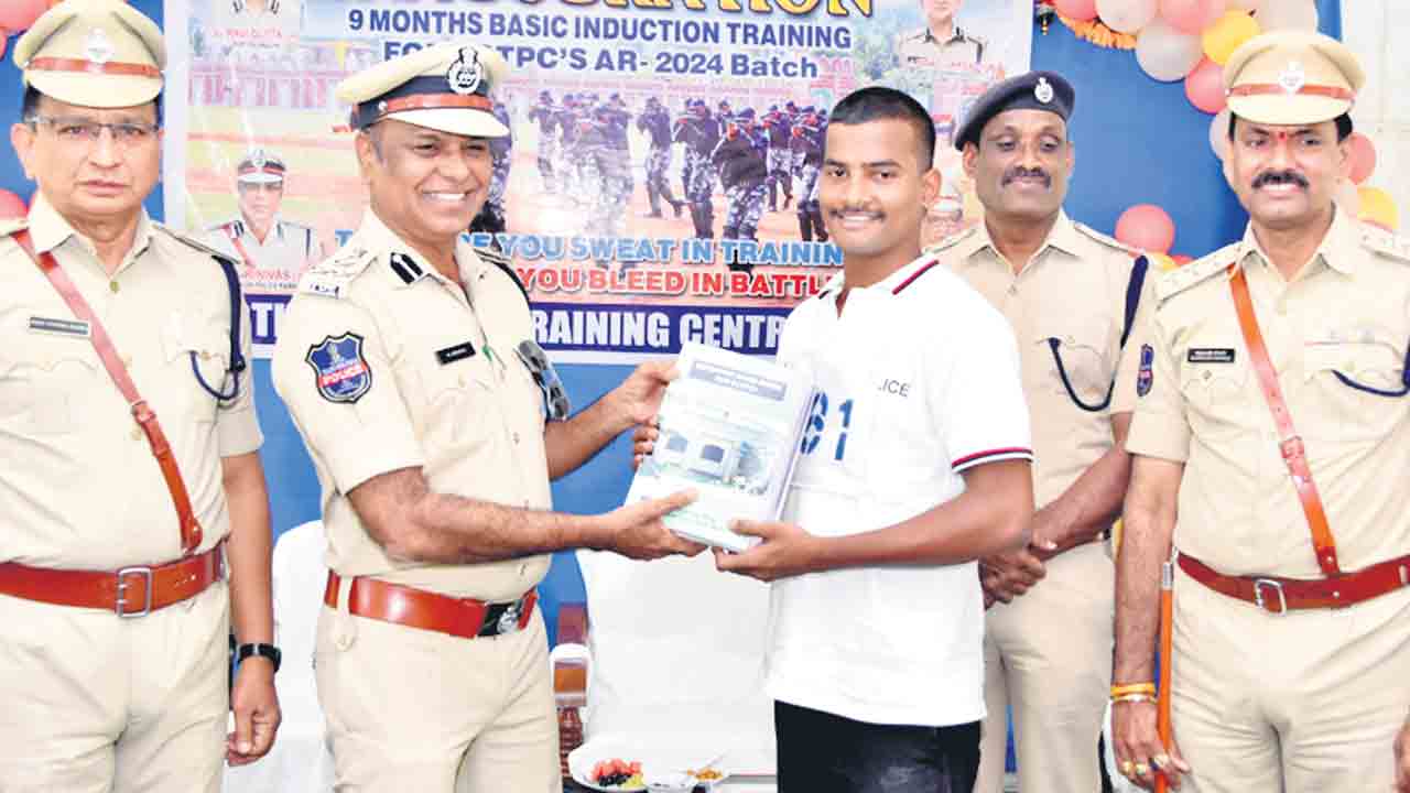 కలెక్టర్ను కలుద్దామంటే నెట్టేసిన్రు..