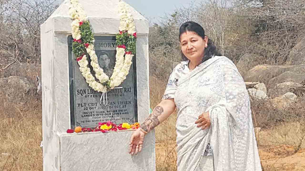 డెహ్రాడూన్‌ నుంచి వచ్చి నివాళులర్పించిన తల్లి