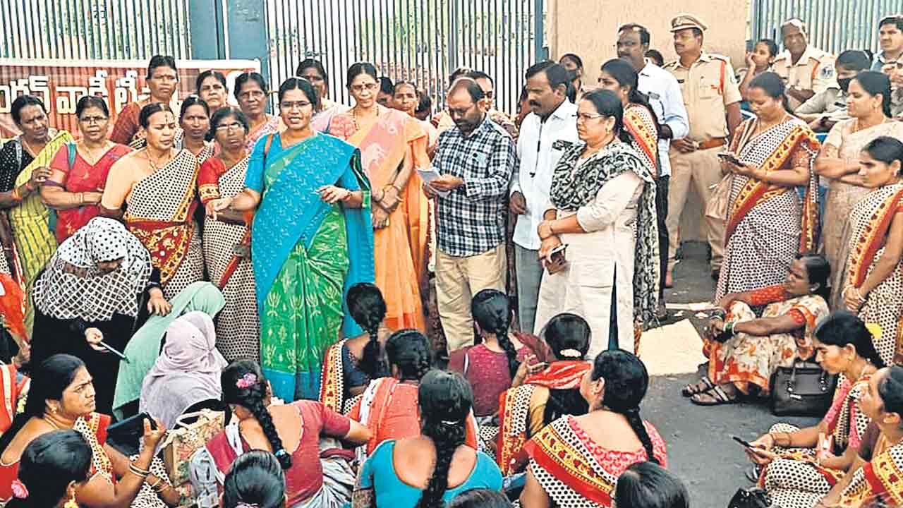 వేతన వెతలు..