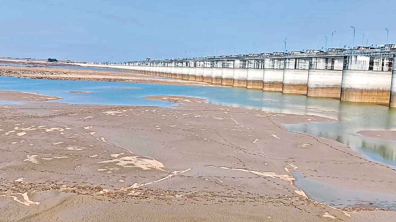 Annaram Barrage | అన్నారం బరాజ్‌ ఖాళీ.. ఇన్వెస్టిగేషన్‌ పనులకు లైన్‌ క్లియర్‌