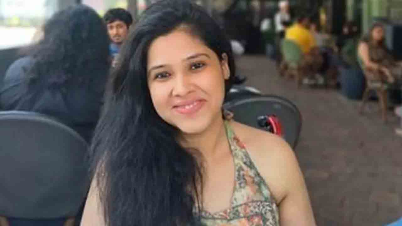 Woman On Wheelchair | వీల్‌చైర్‌లోని దివ్యాంగురాలిని.. నిలబడాలని ఎయిర్‌పోర్ట్‌లో బలవంతం