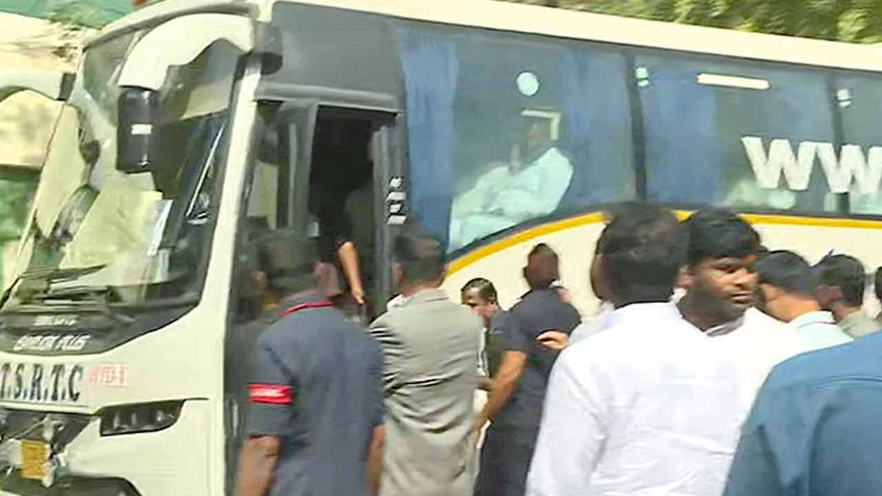 Medigadda Barrag | బస్సుల్లో మేడిగడ్డ బయల్దేరిన సీఎం రేవంత్ రెడ్డి.. మంత్రులు, ఎమ్మెల్యేల బృందం