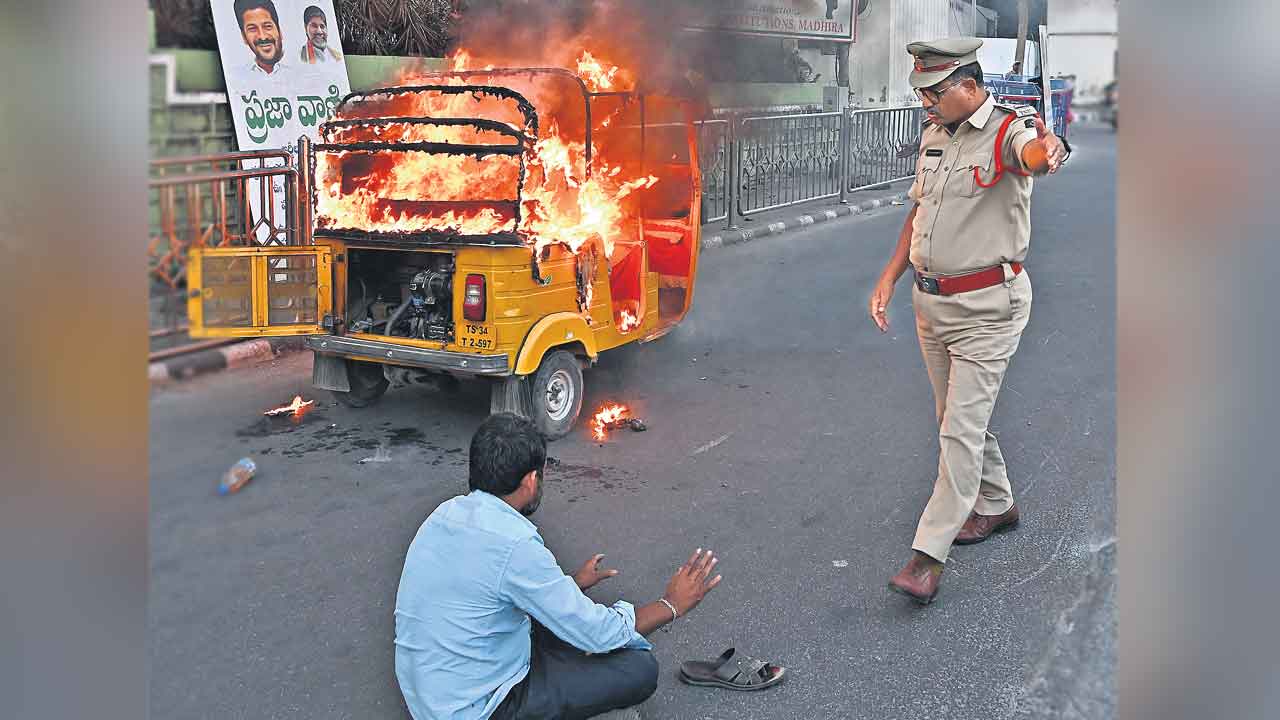 Telangana | మా బతుకుల్లో ‘మహాలక్ష్మి’  చీకట్లు నింపింది.. ప్ర‌జా భ‌వ‌న్ ముందు ఆటోకు నిప్పంటించి నిర‌స‌న‌