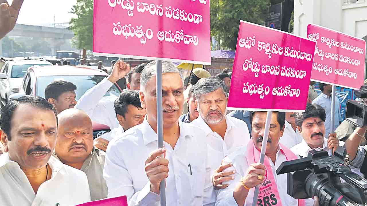 ఆటో డ్రైవర్లను ఆదుకోవాలి