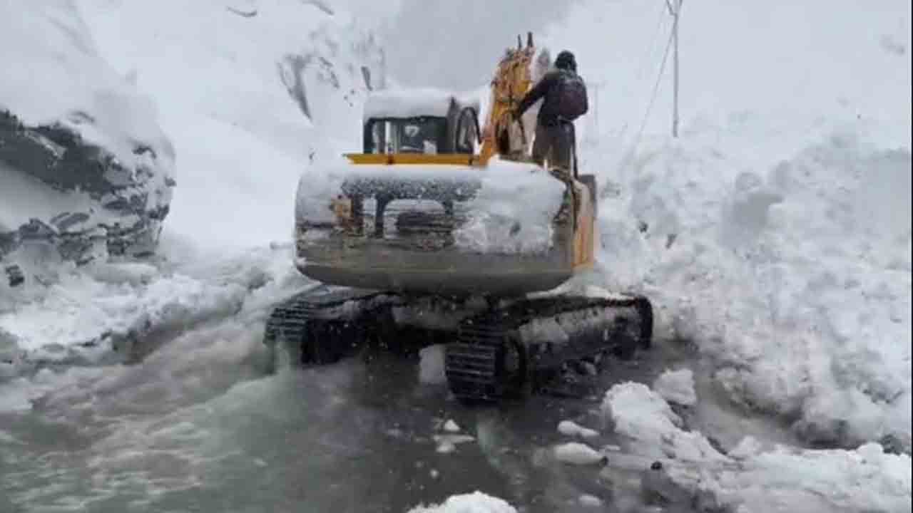 Avalanche | సింధ్‌ నదిని ముంచెత్తిన అవలాంచ్‌.. రోడ్లపైకి నీరు