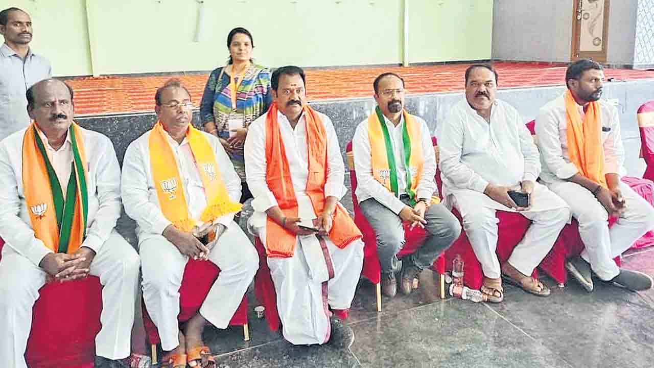 కాంగ్రెస్‌వి మోసపూరిత హామీలు