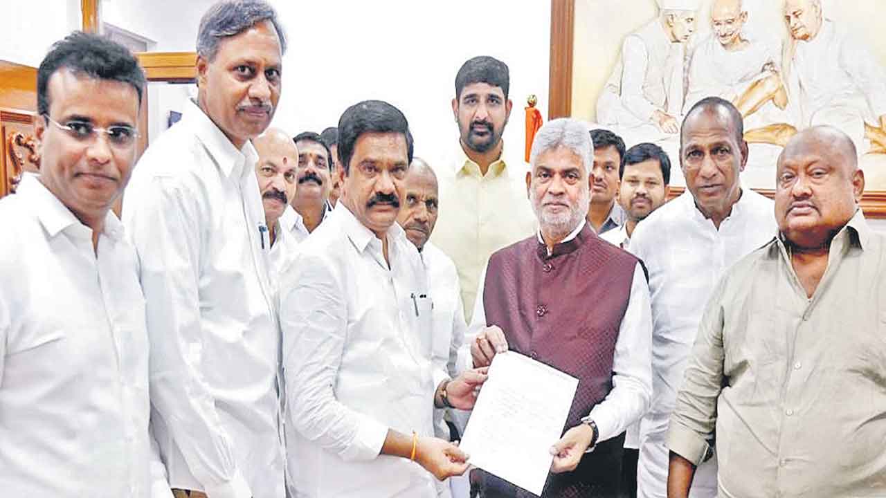 ప్రతిపక్ష నేతకు పెద్ద గది కేటాయించండి