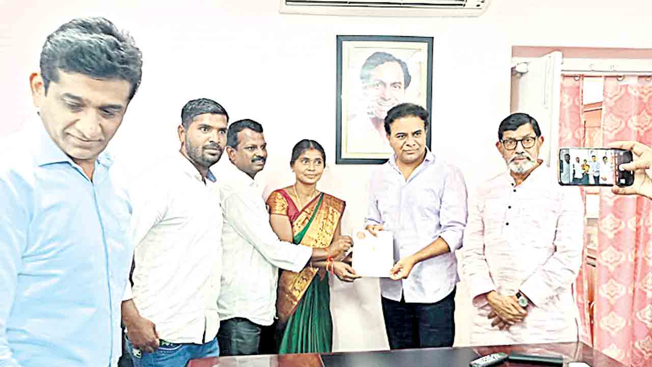 కేటీఆర్‌ను కలిసిన మాజీ ప్రజాప్రతినిధులు