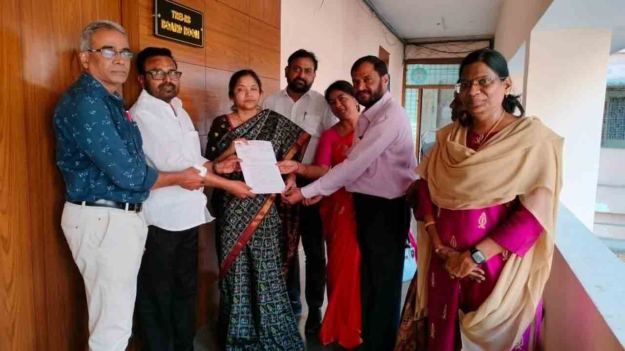 వేతనాలు చెల్లించండి