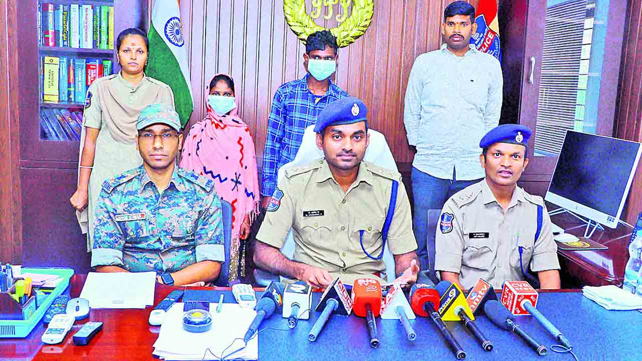 లొంగిపోయిన మావోయిస్టు దంపతులు