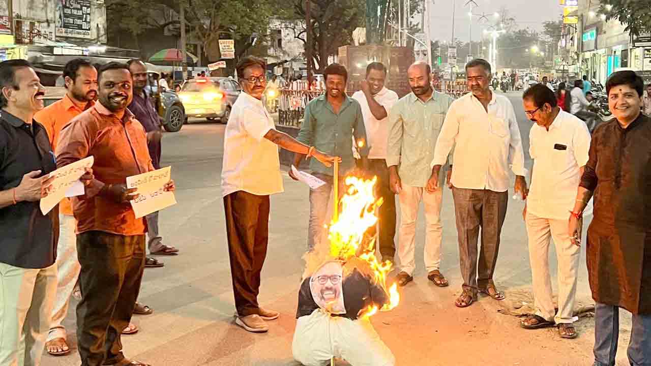 Effigy Burnt | ఎంపీ అరవింద్‌ దిష్టిబొమ్మను దహనం చేసిన బీజేపీ సీనియర్‌ నాయకులు