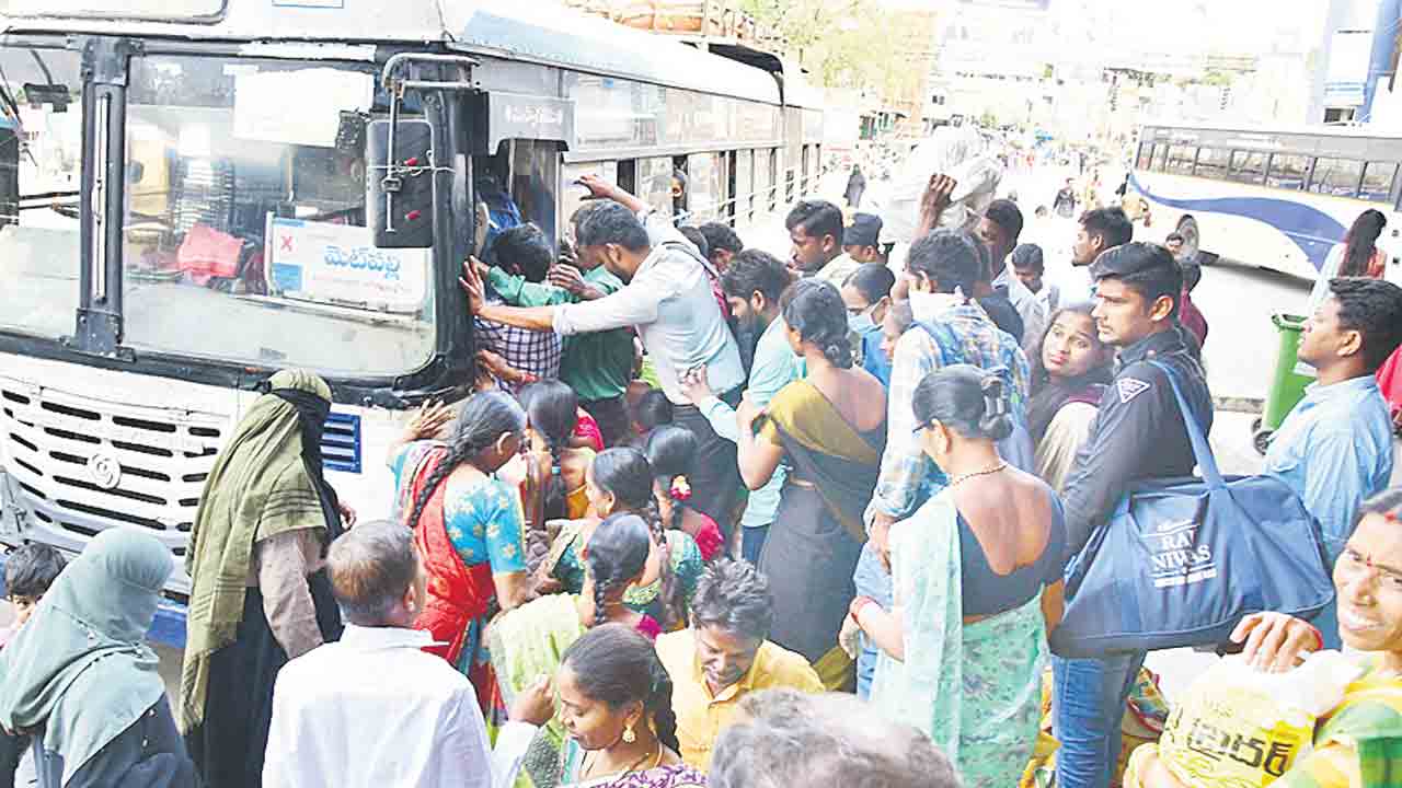 కిక్కిరిసిన బస్‌స్టేషన్‌