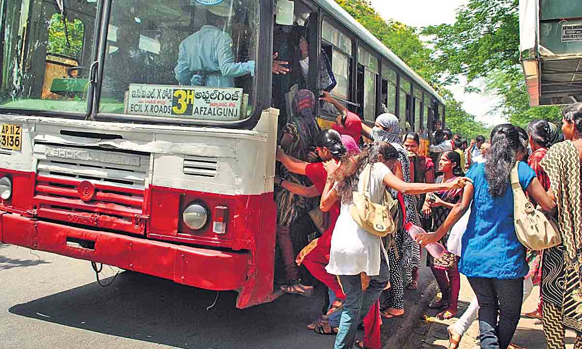 Mahalakshmi | మహాలక్ష్మికి ఇబ్బందులు.. ట్రాఫిక్‌ జామ్‌ సాకుతో బస్‌షెల్టర్ల వద్ద బస్సులు ఆపొద్దంటున్న పోలీసులు