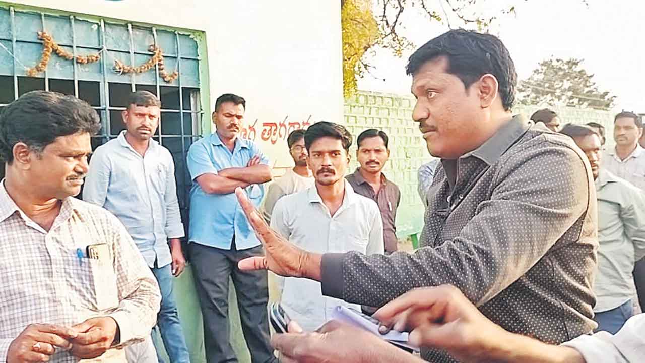 సీసీఐ తీరుపై పత్తి రైతుల నిరసన