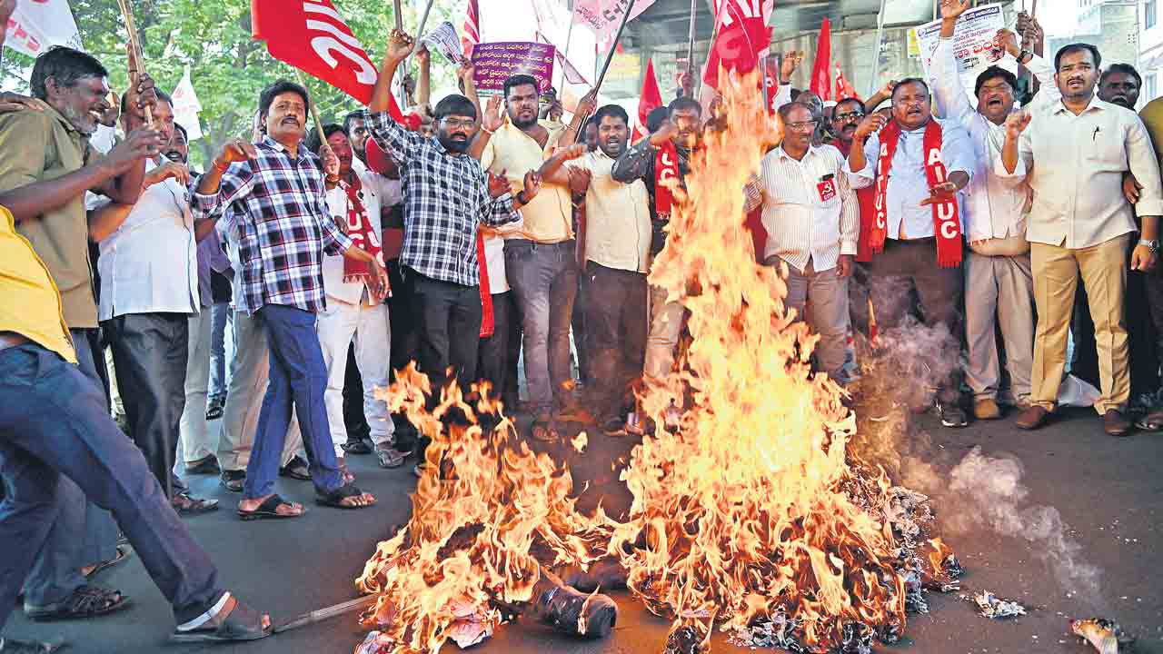 మా ఆత్మహత్యలు కనిపించడం లేదా? సీఎం రేవంత్‌.. నీ వైఖరి మార్చుకో