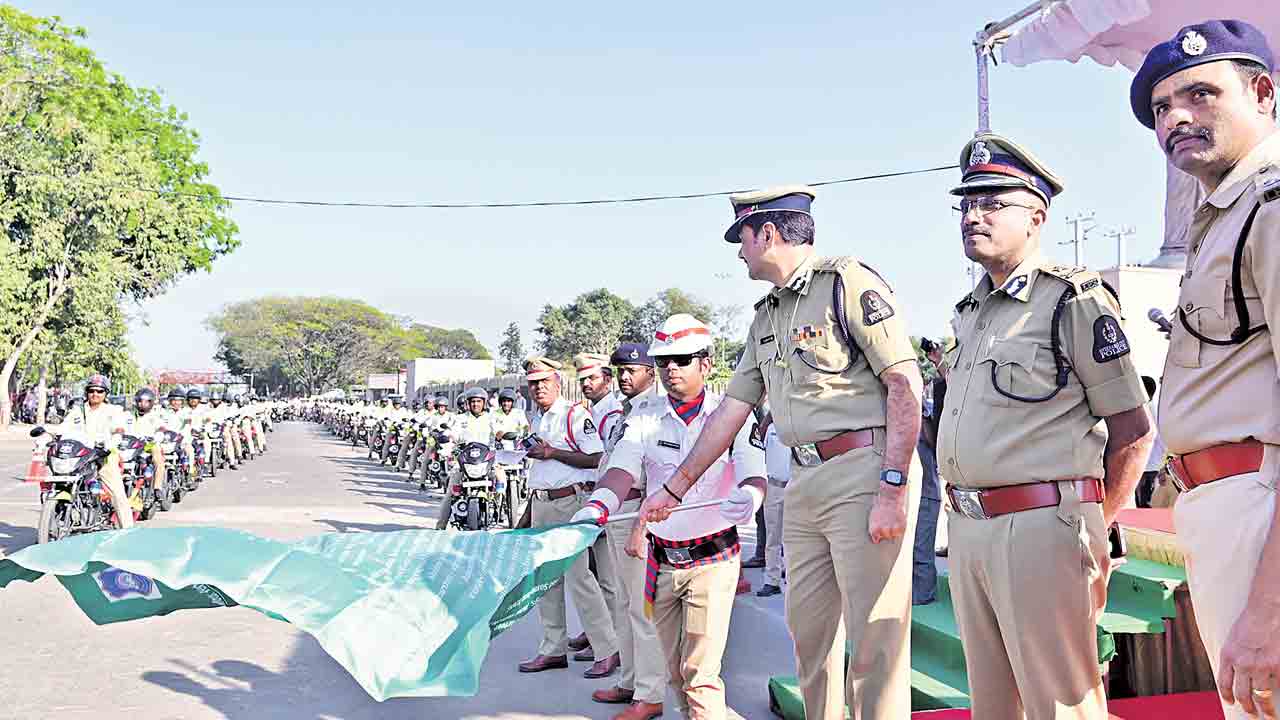 108 స్పెషల్‌ ట్రాఫిక్‌ మొబైల్‌ వాహనాలు