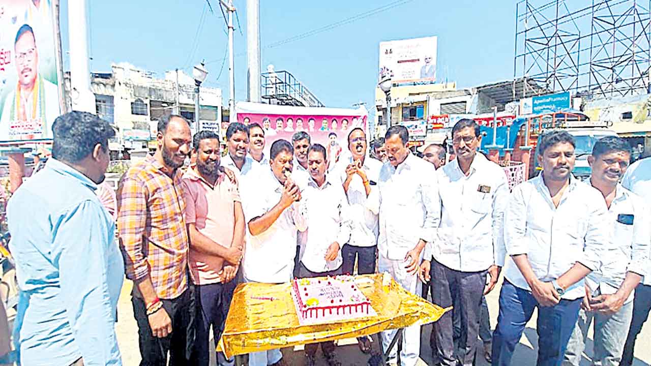 ఉప్పొంగిన అభిమానం