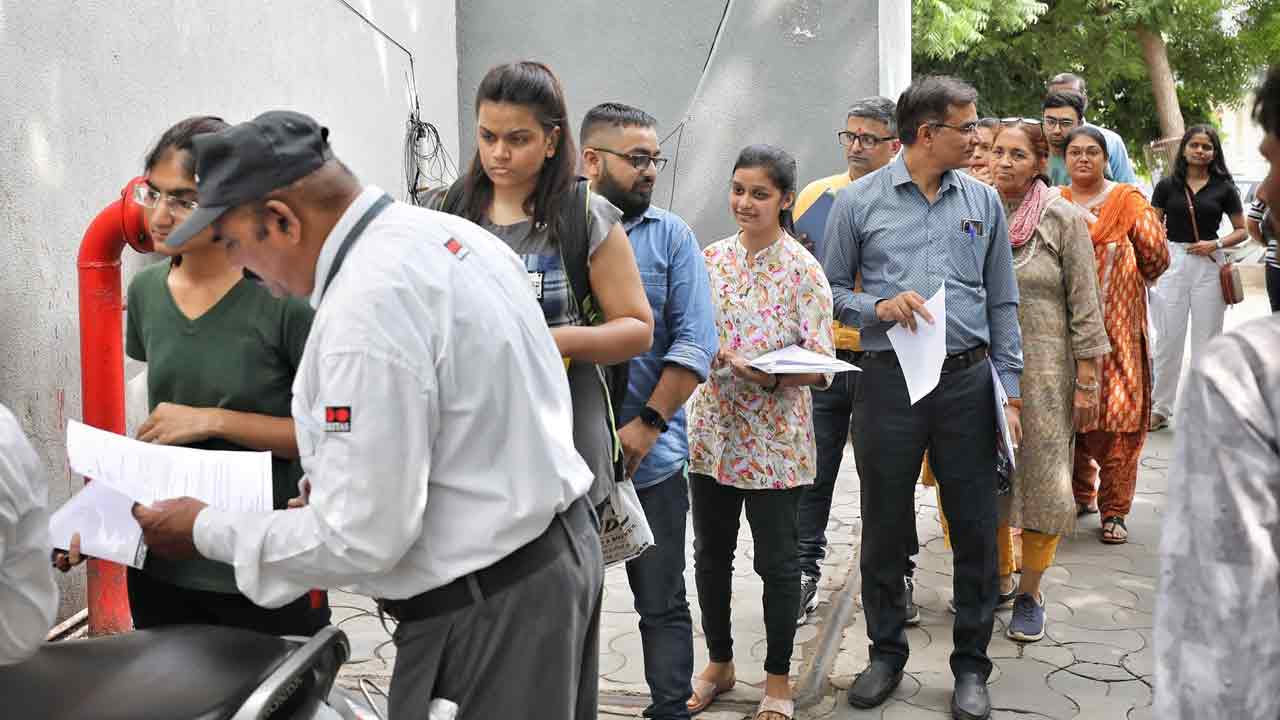 Canadaకెనడాలో హౌసింగ్‌ సంక్షోభం.. ఒకే బేస్‌మెంట్‌లో 25 మంది విద్యార్థులు