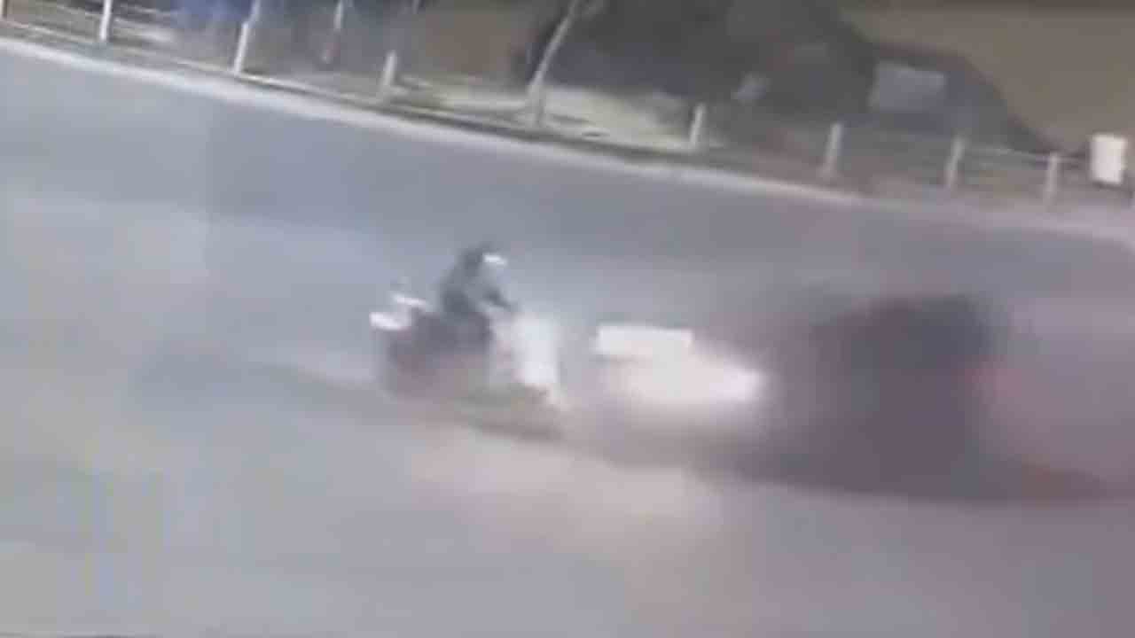 Watch: స్కూటర్‌ను ఢీకొట్టిన కారు.. గాలిలో పది అడుగుల ఎత్తుకు ఎగిరిన వ్యక్తి