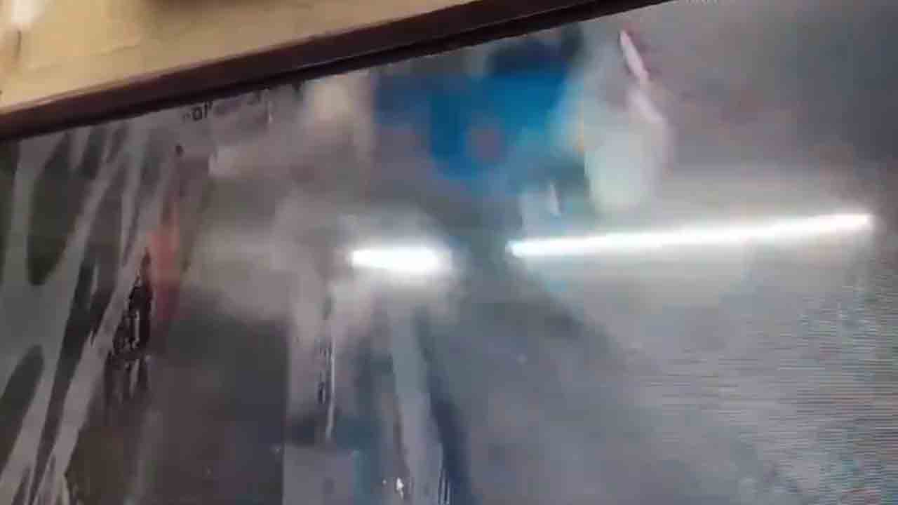 Watch: ఫుట్‌పాత్‌పై నడుస్తున్న విద్యార్థులు.. వారిపైకి దూసుకెళ్లిన కారు