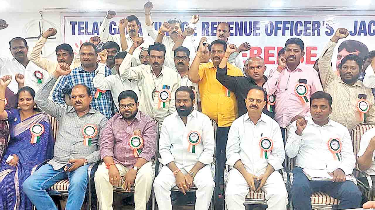 వీఆర్‌ఓలను తిరిగి రెవెన్యూ శాఖలోకి తీసుకోవాలి