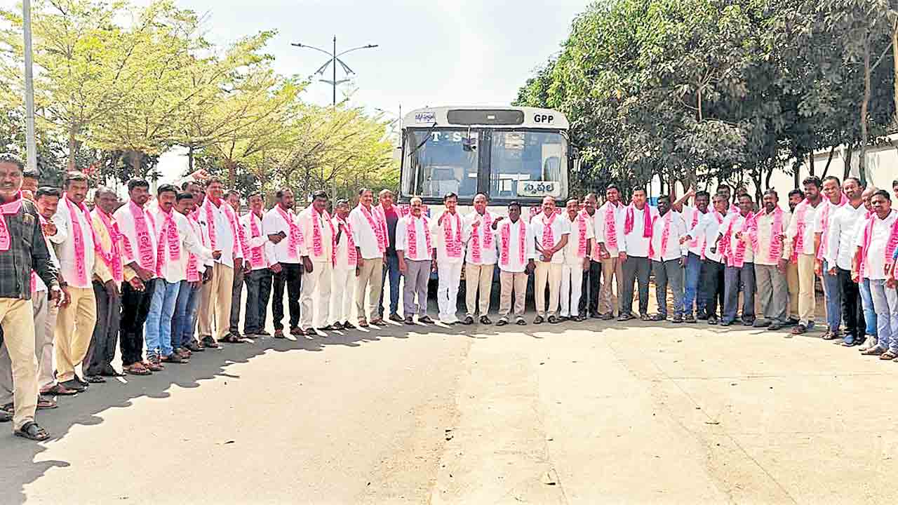 దండులా కదిలారు