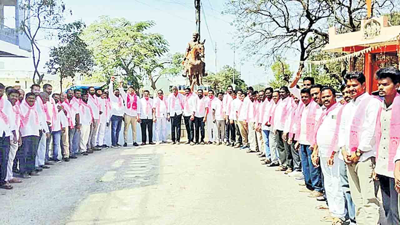 కదిలిన గులాబీ దండు