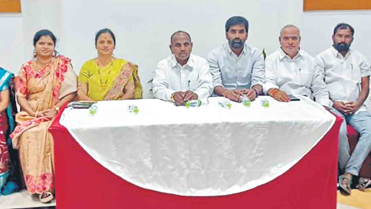 పదవులకు రాజీనామా చేసి పార్టీలు మారాలి