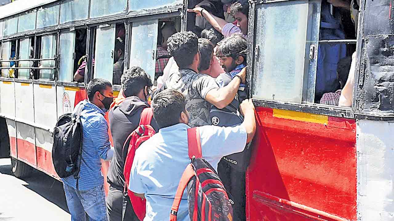 బస్సులు రాక.. లబడలేక..