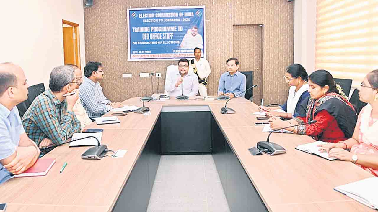 ఎన్నికలు విధులు పకడ్బందీగా నిర్వహించాలి