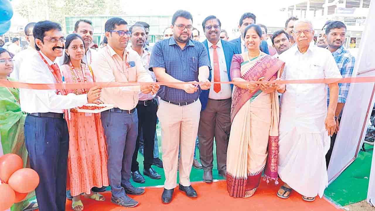 బ్యాంకుల సేవలపై అవగాహన పెంచుకోవాలి