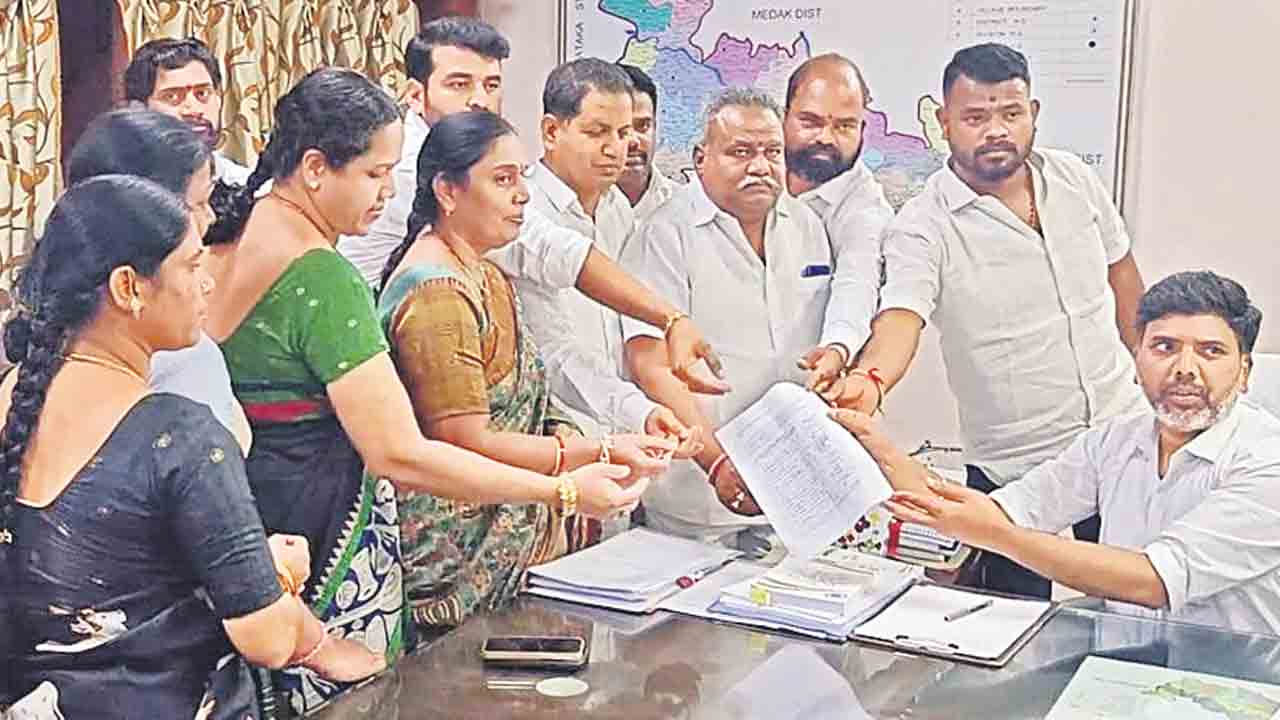 అవిశ్వాసానికి నోటీసులు