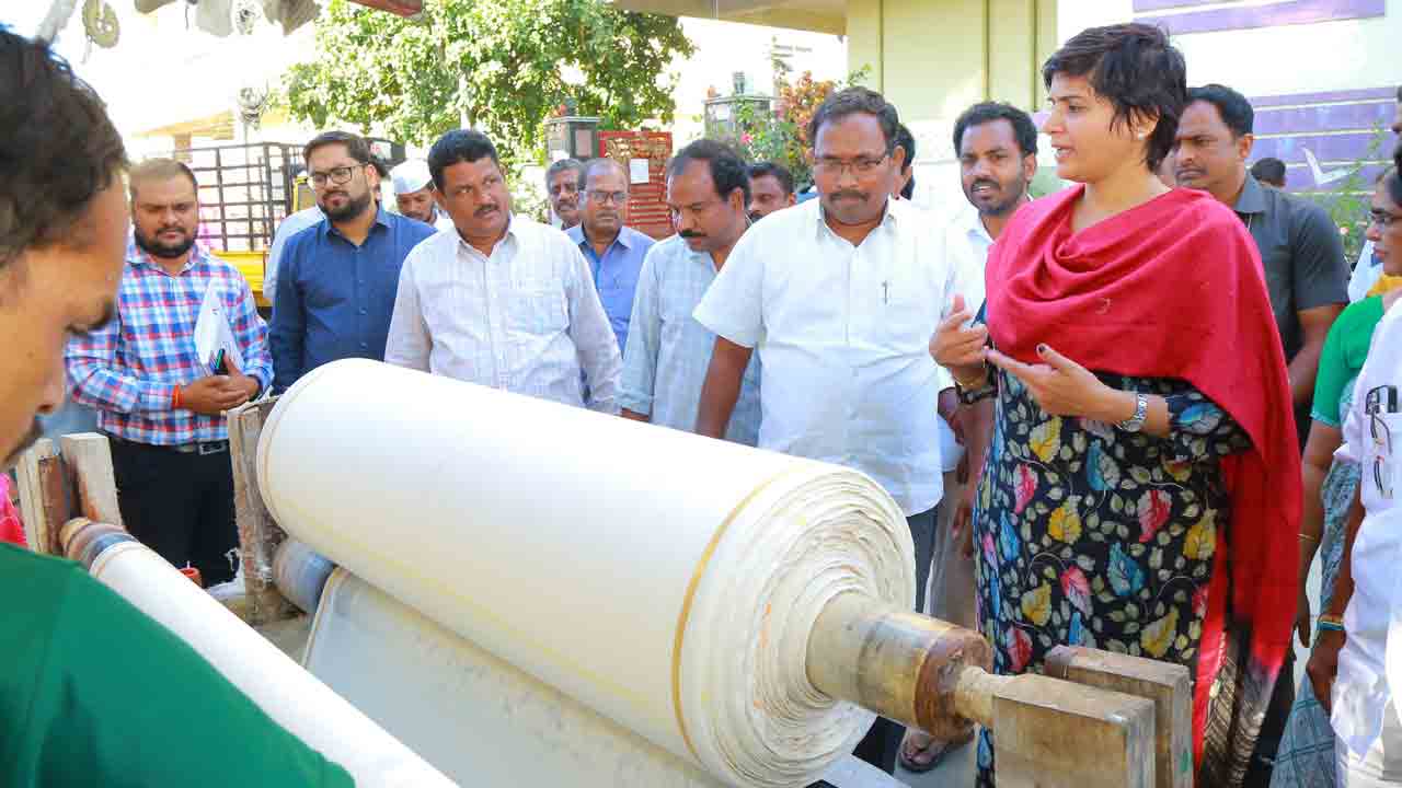 చేనేత కార్మికులు బెడ్‌షీట్ల తయారీపై దృష్టి సారించాలి