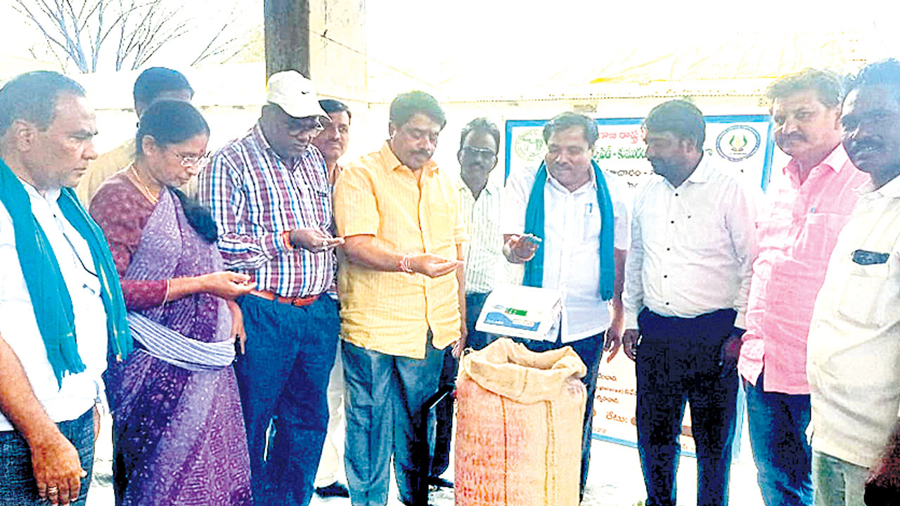 కొనుగోలు కేంద్రాలనుసద్వినియోగం చేసుకోవాలి