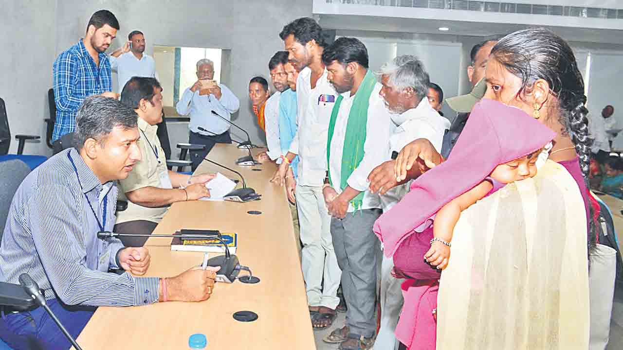 సమస్యలు పరిష్కరించాలి