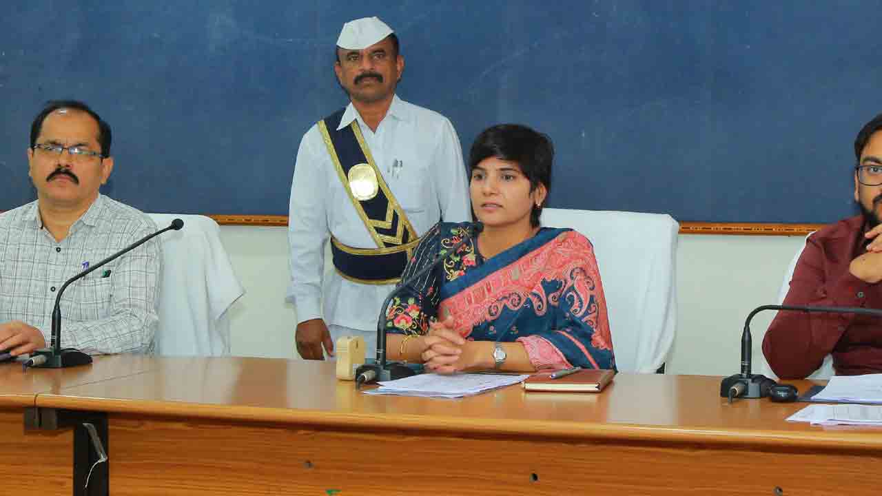 గ్రామాల్లో అభివృద్ధ్ది పనులపై ఎంపీడీఓలు దృష్టి సారించాలి