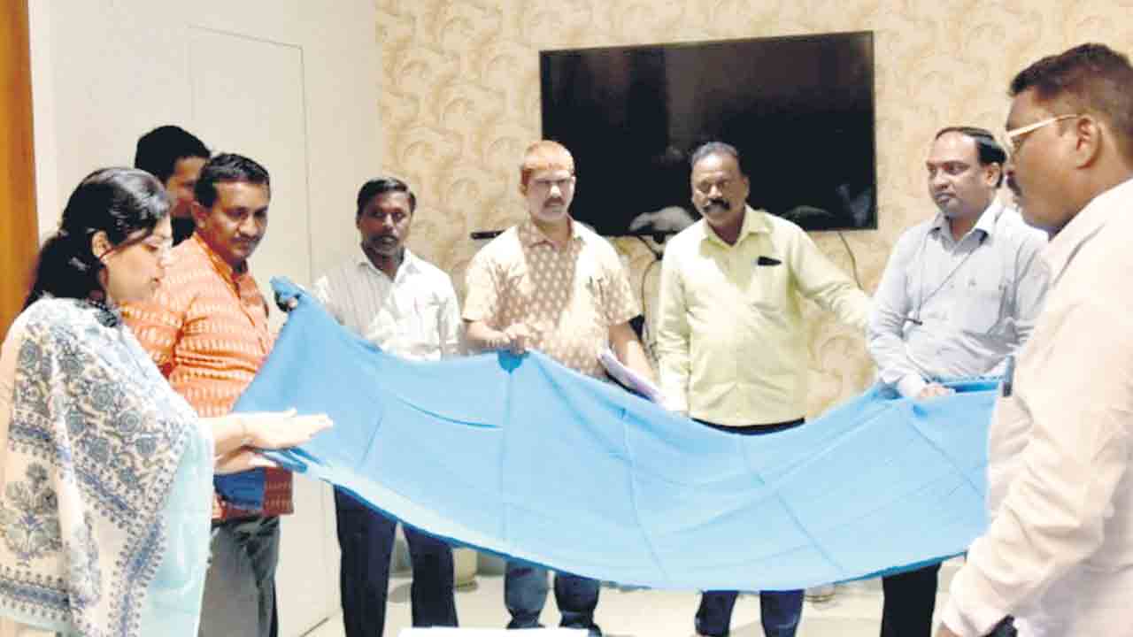 చేనేత వస్ర్తాలను ఆదరించాలి