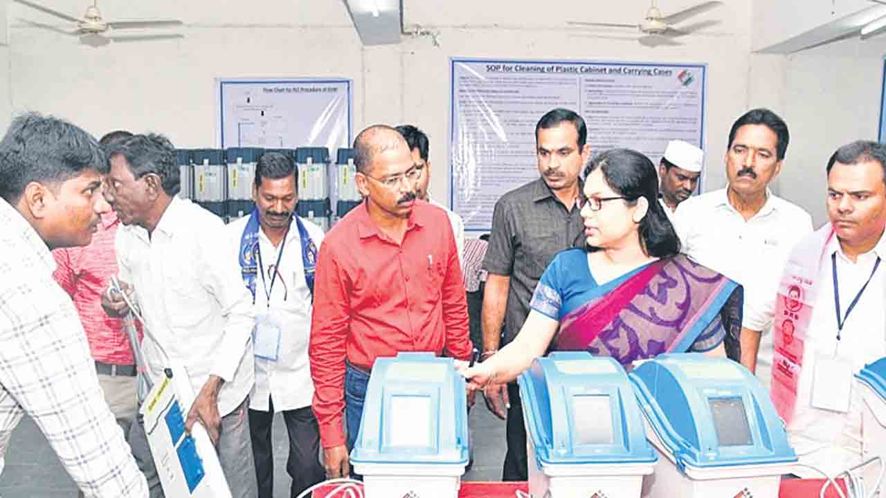 ఈవీఎంల గోదాం పరిశీలన