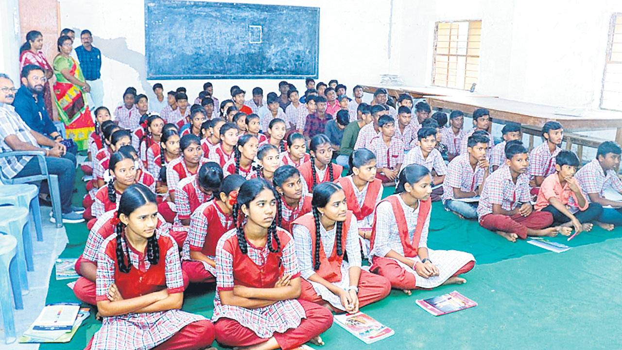 పేదింటి బిడ్డల భవిష్యత్‌కు బాట