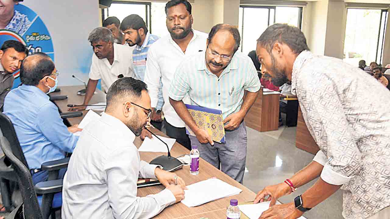 ప్రజావాణి దరఖాస్తులను సత్వరమే పరిష్కరించాలి