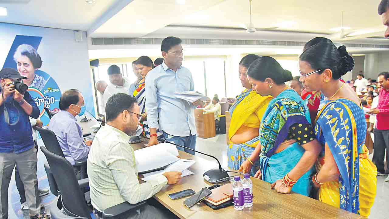 ప్రజావాణి ఫిర్యాదులను పెండింగ్‌లో పెట్టొద్దు